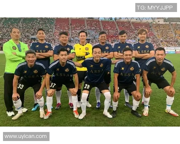 足球明星化身普通人挑战街头踢球节目引发热潮与欢笑